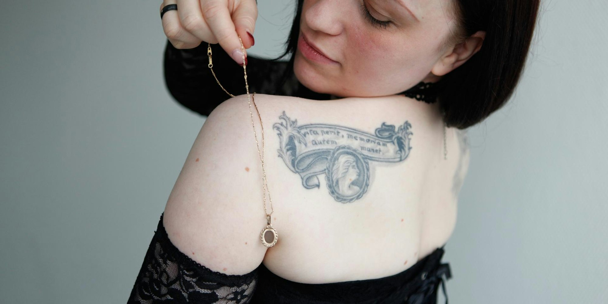 Trauer Tattoo Medaillon dpa