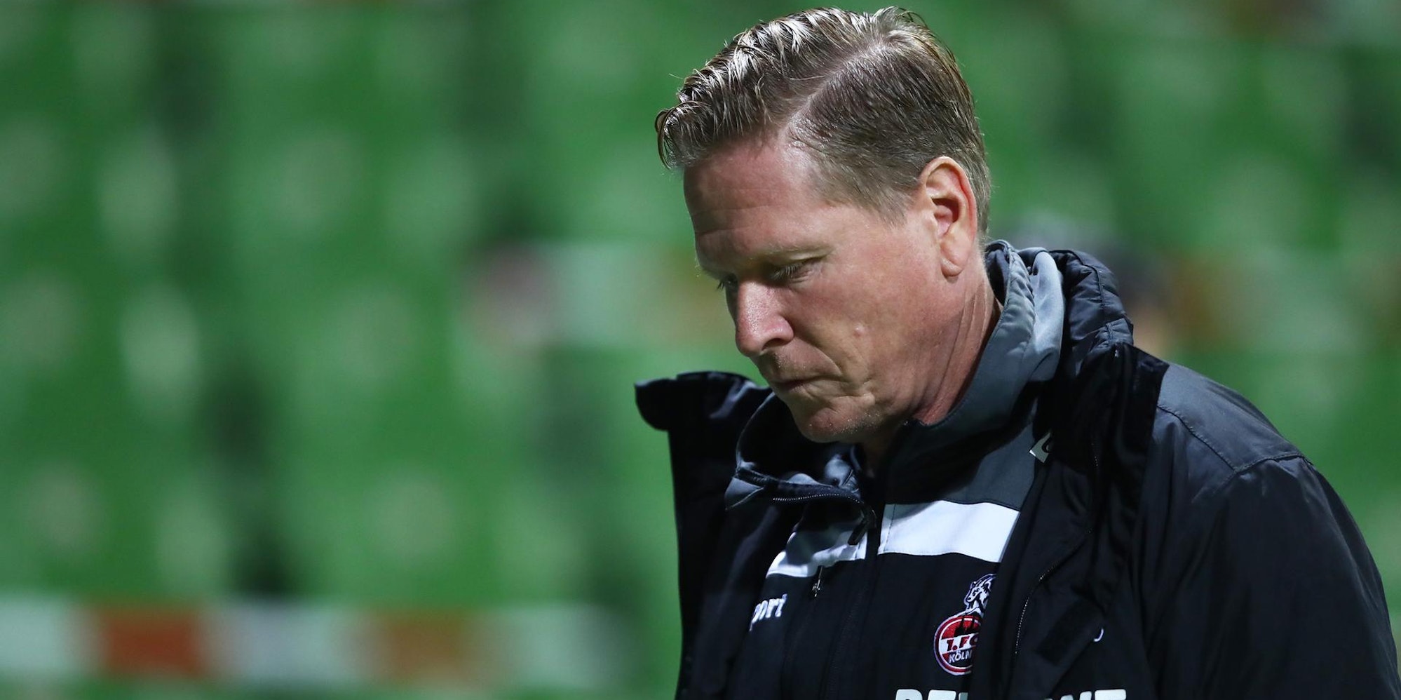 Gisdol guckt auf seine Füße