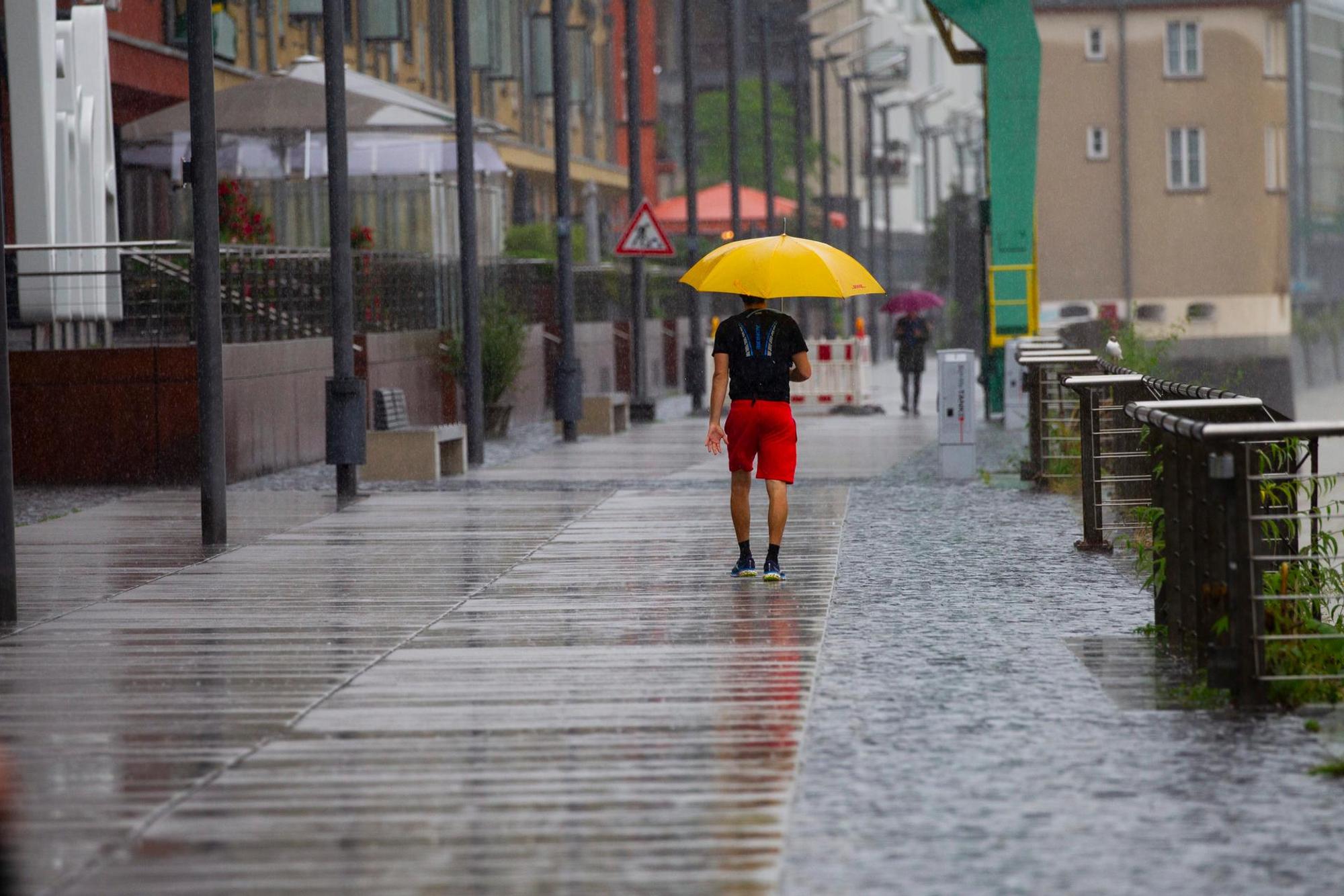 Unwetter Köln ann mit Schirm