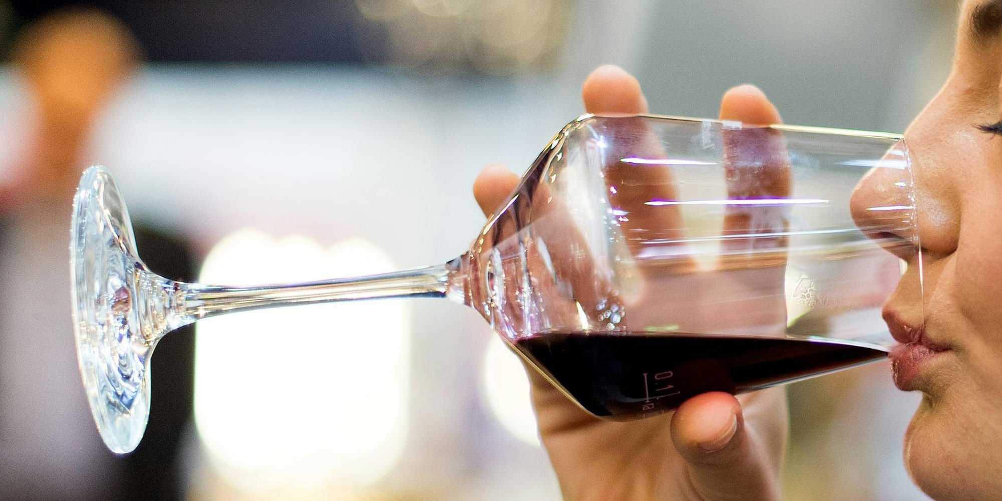 Eine Frau trinkt ein Glas Rotwein