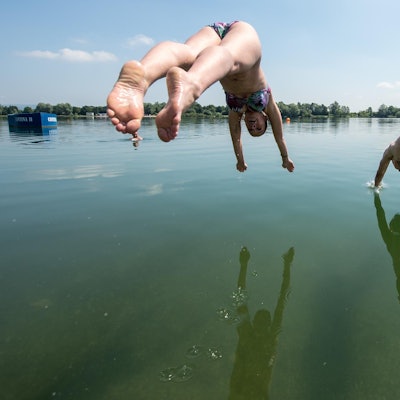 Sprung in den Badesee dpa