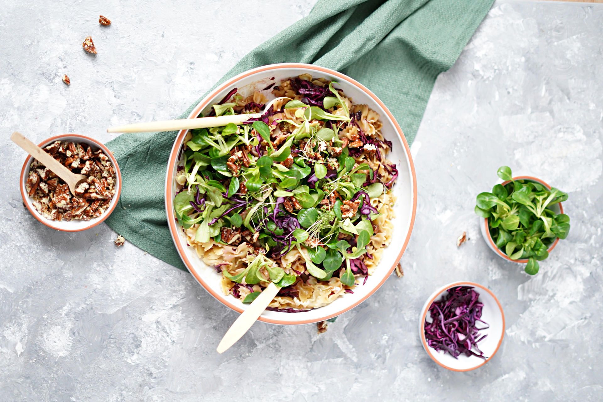 knackiger nudelsalat mit rotkohl