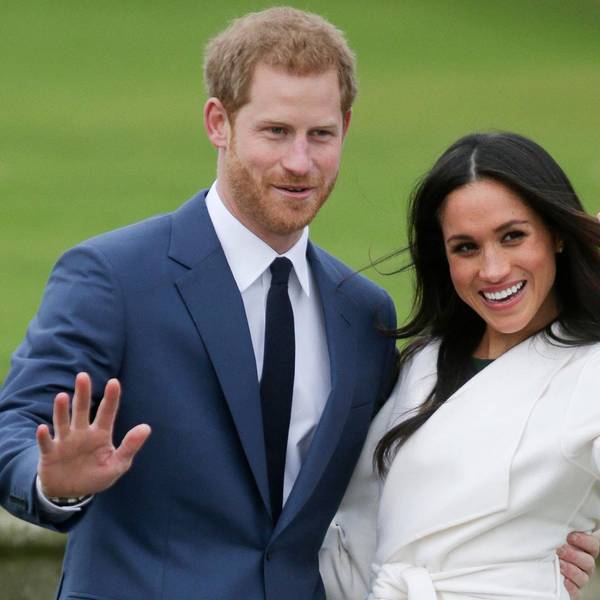 Prinz Harry und Herzogin Meghan winken freudig.