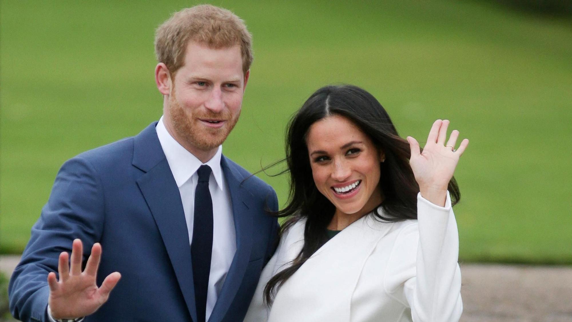 Prinz Harry und Herzogin Meghan winken bei einem öffentlichen Termin.