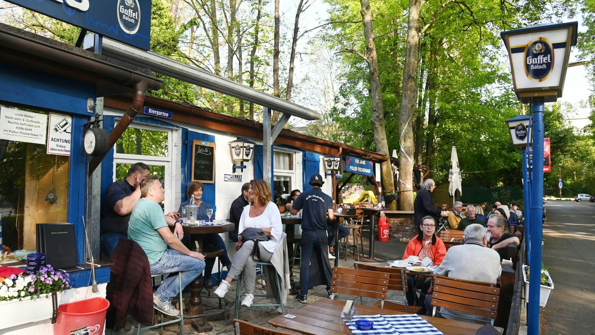 Das Poller Fischerhaus liegt am Rhein und ist beliebt bei Radfahrern