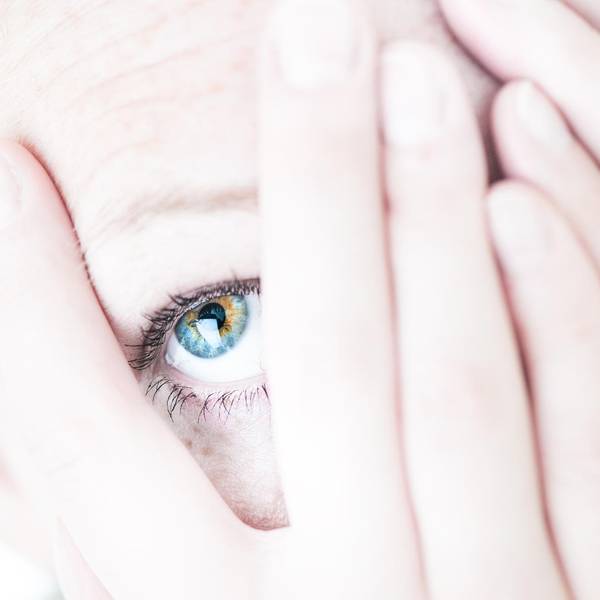 Frau_Hält_sich_die_Hände_Vor_das_Gesicht