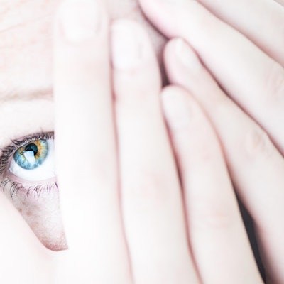 Frau_Hält_sich_die_Hände_Vor_das_Gesicht