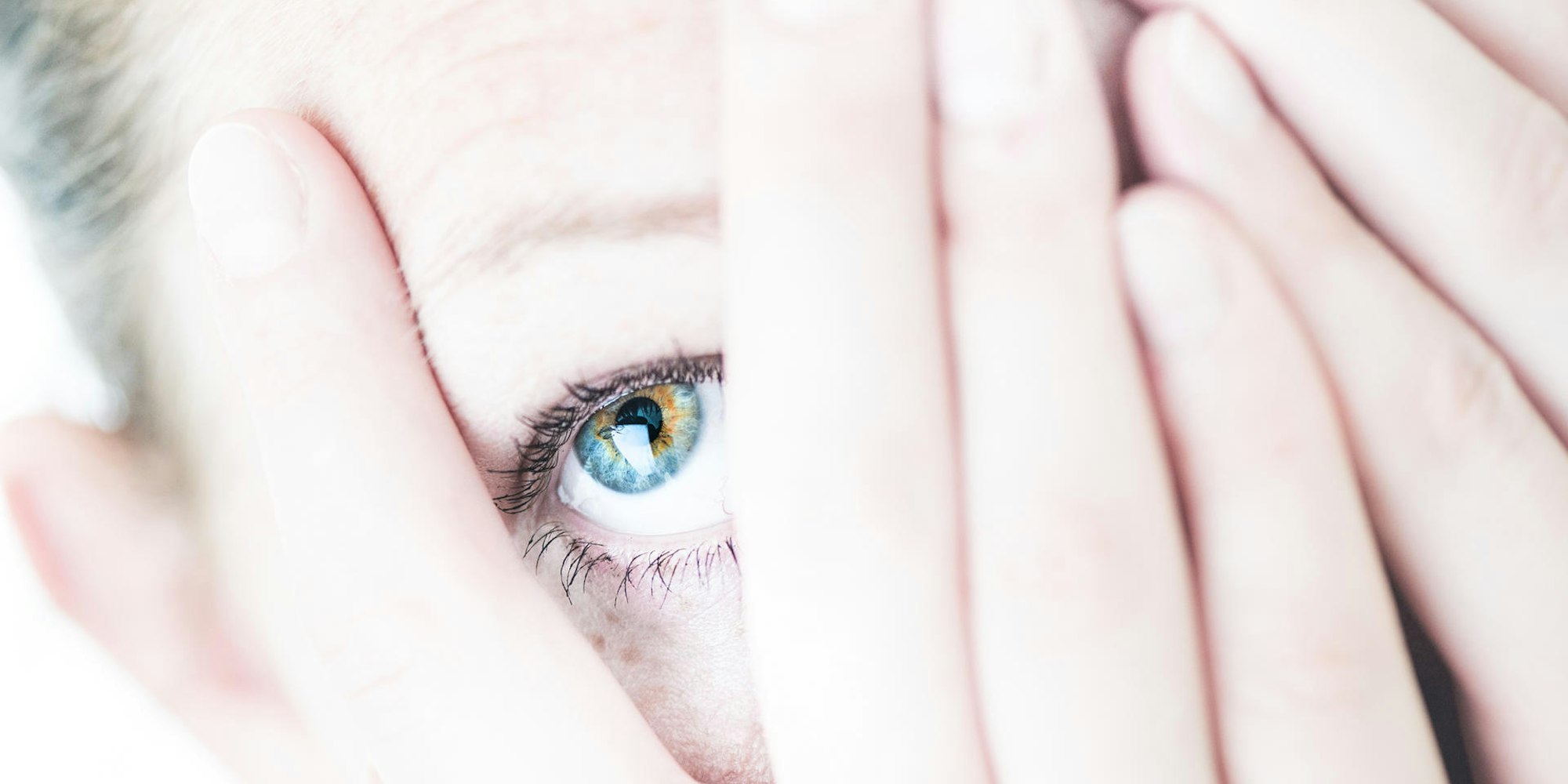 Frau_Hält_sich_die_Hände_Vor_das_Gesicht