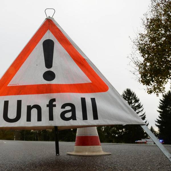 Unfall mit Warndreieck dpa