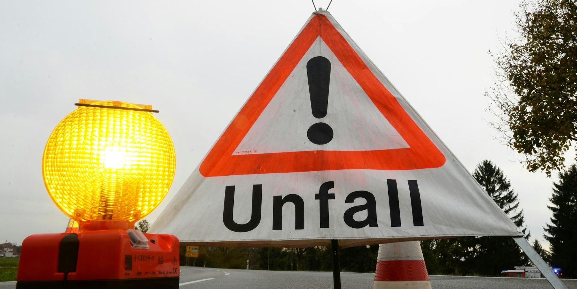 Unfall mit Warndreieck dpa