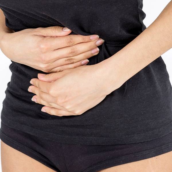 Frau hält sich den Bauch