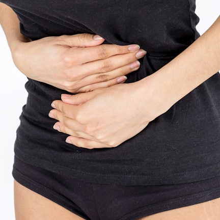 Frau hält sich den Bauch