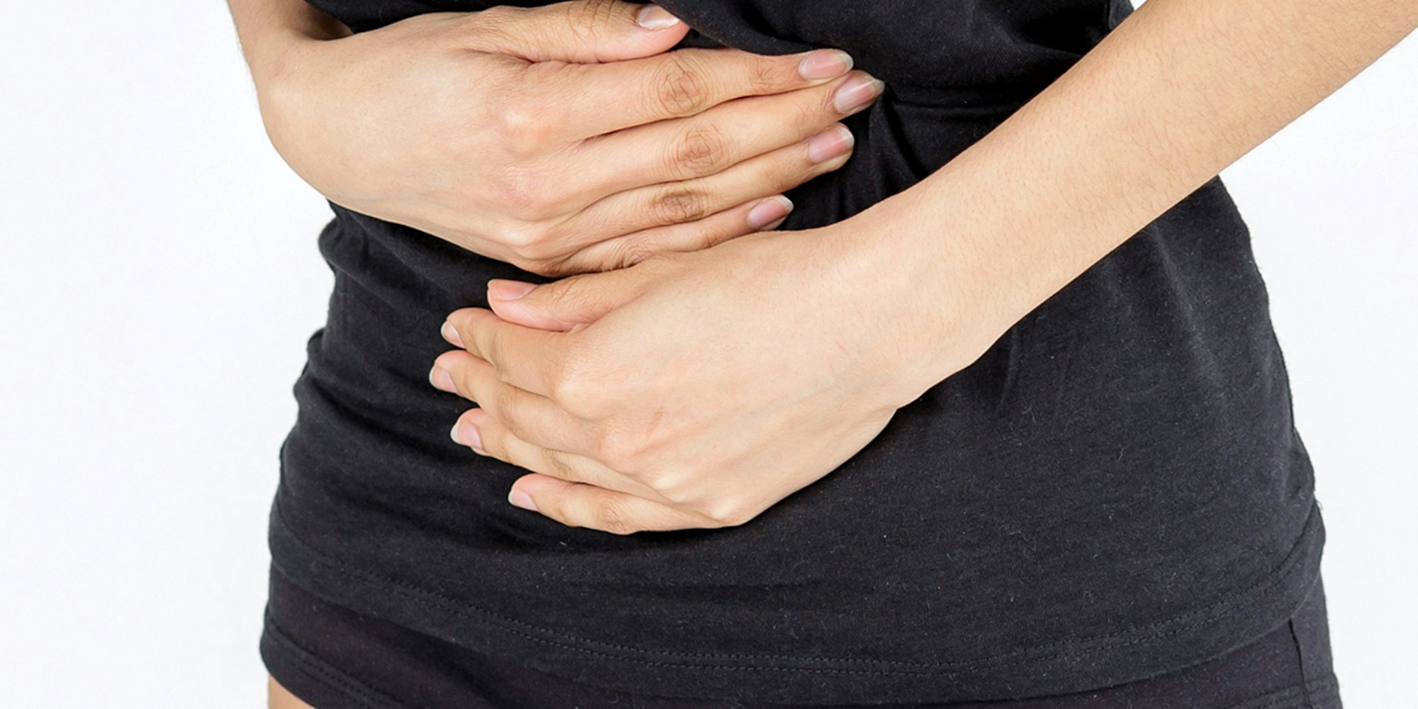 Frau hält sich den Bauch