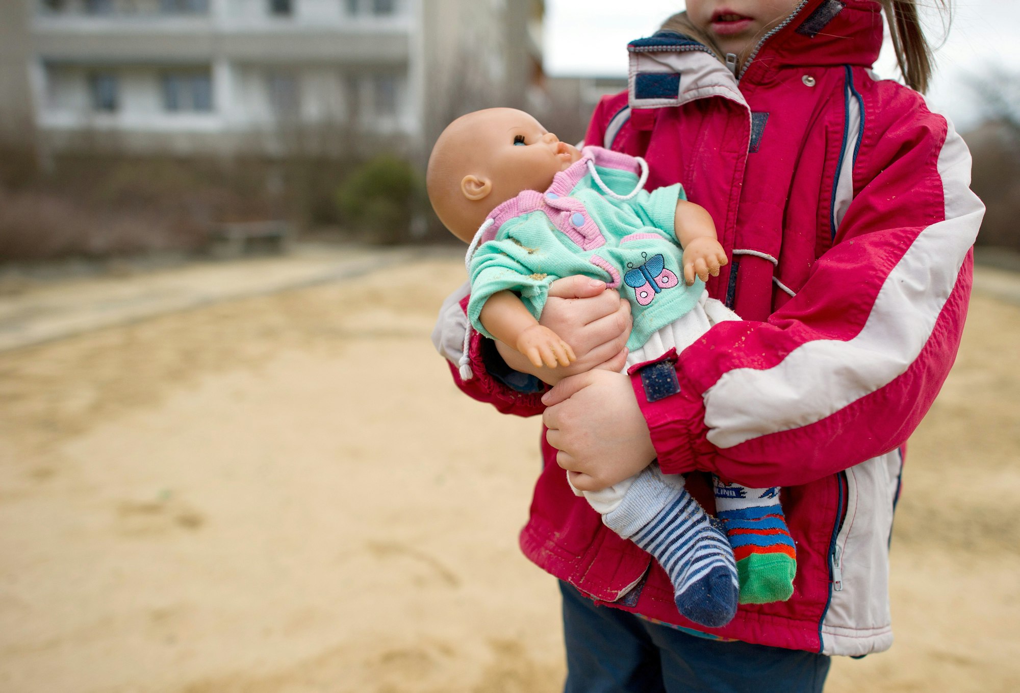 Kind allein Puppe Sucht Alkohol