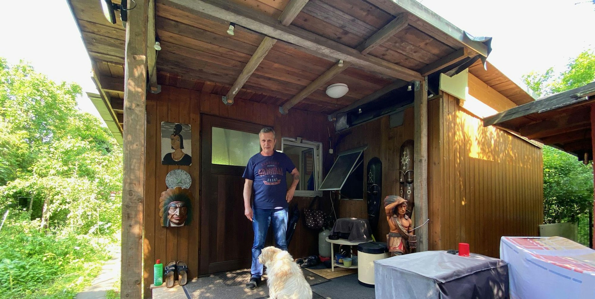 KS_Hommes vor dem Wohnwagen (1)