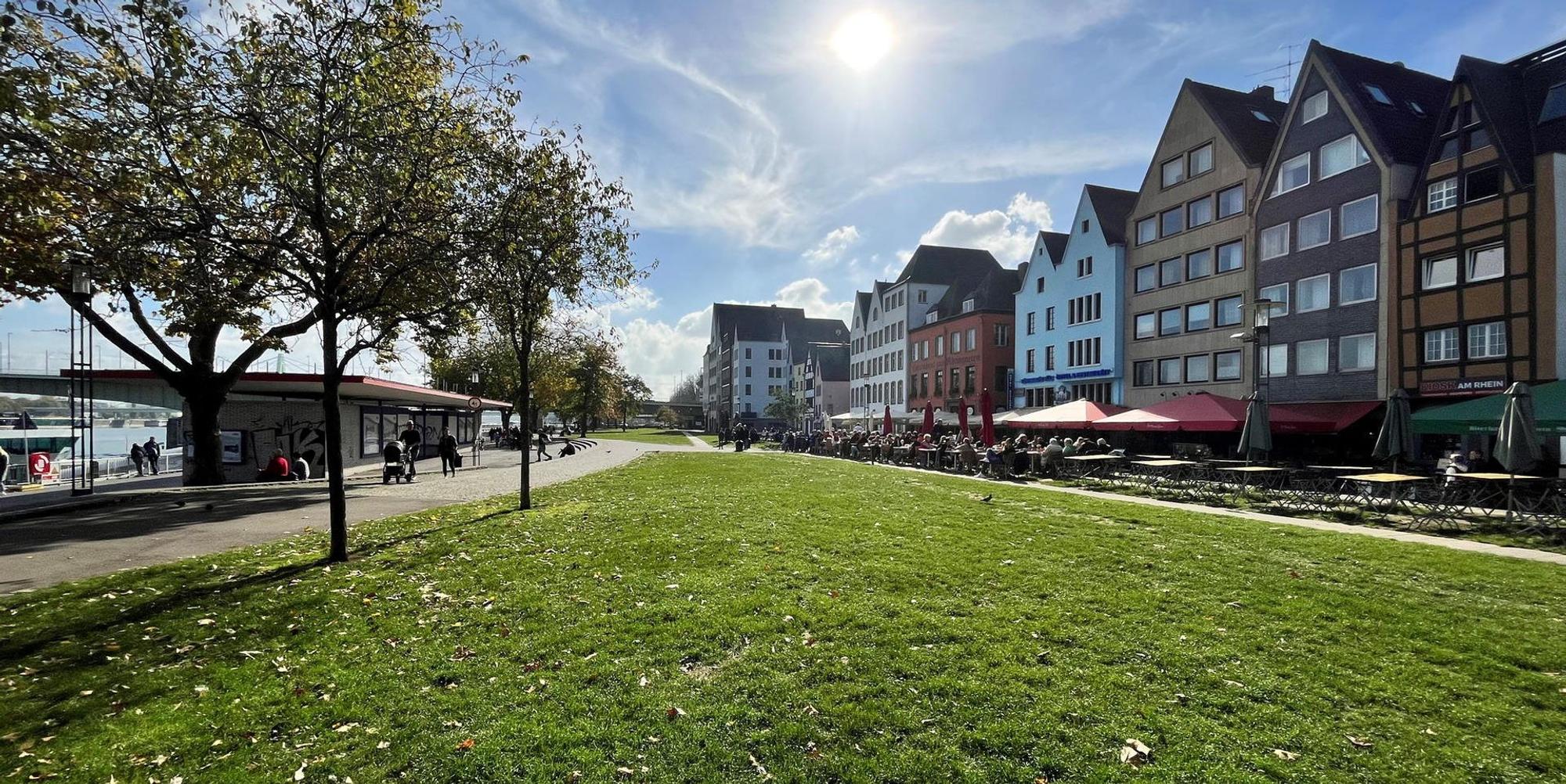 KR Köln Grünfläche Rheingarten Rheinpromenade