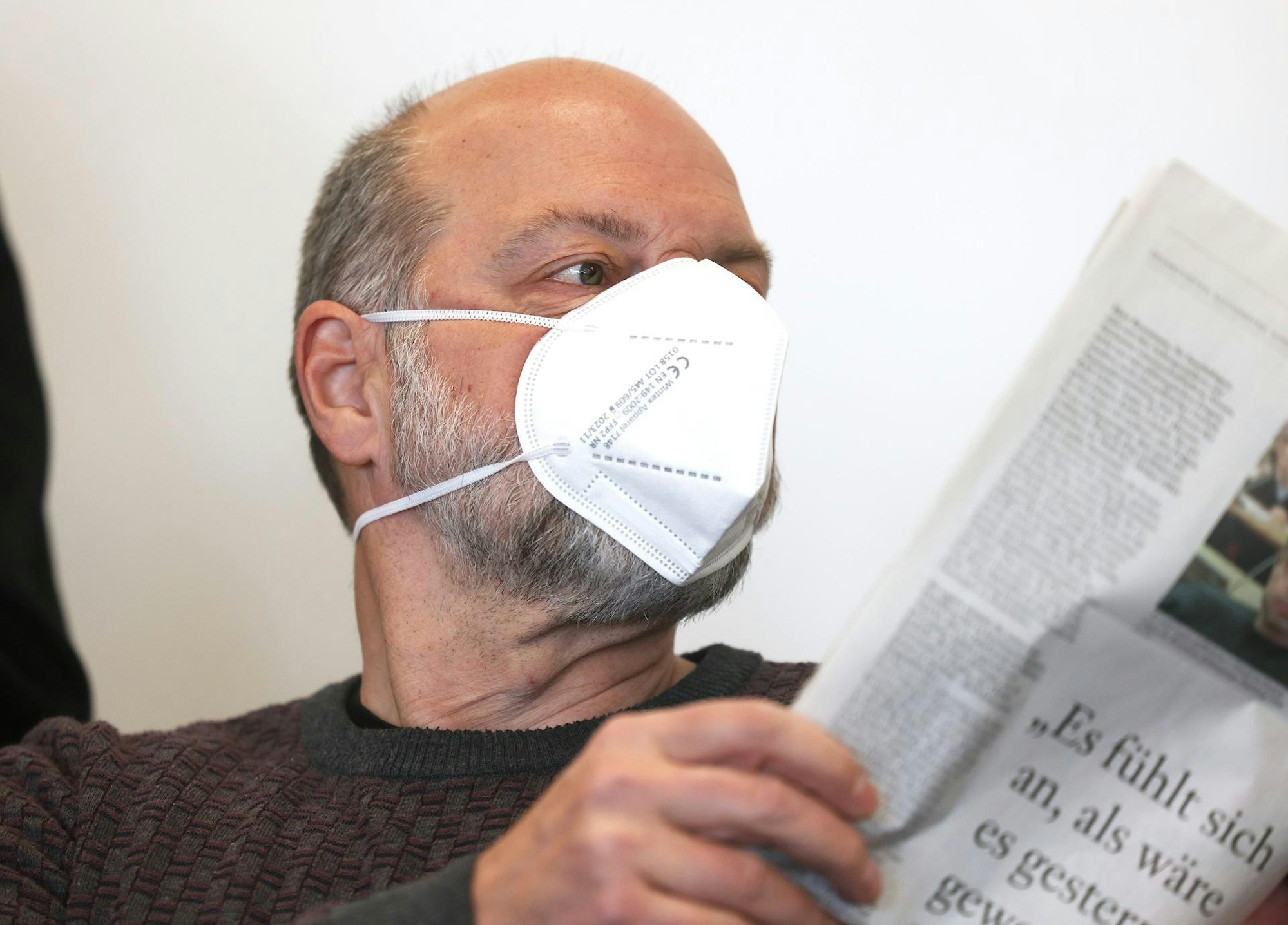 Drach mit Zeitung
