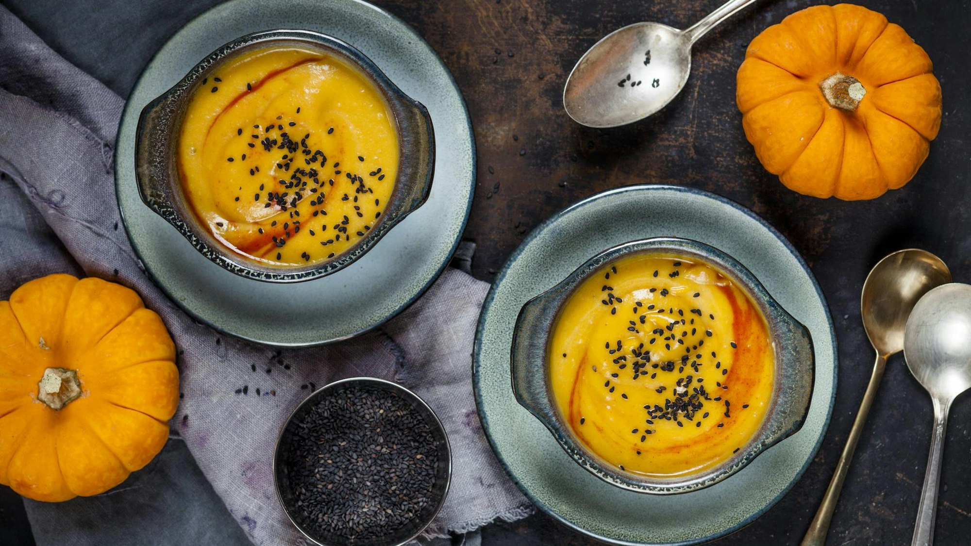 Kürbissuppe in zwei Schalen.