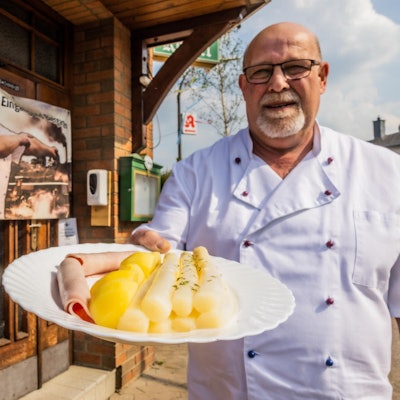 Hans-Willi Schiefbahn bietet Bornheimer Spargel an mbo