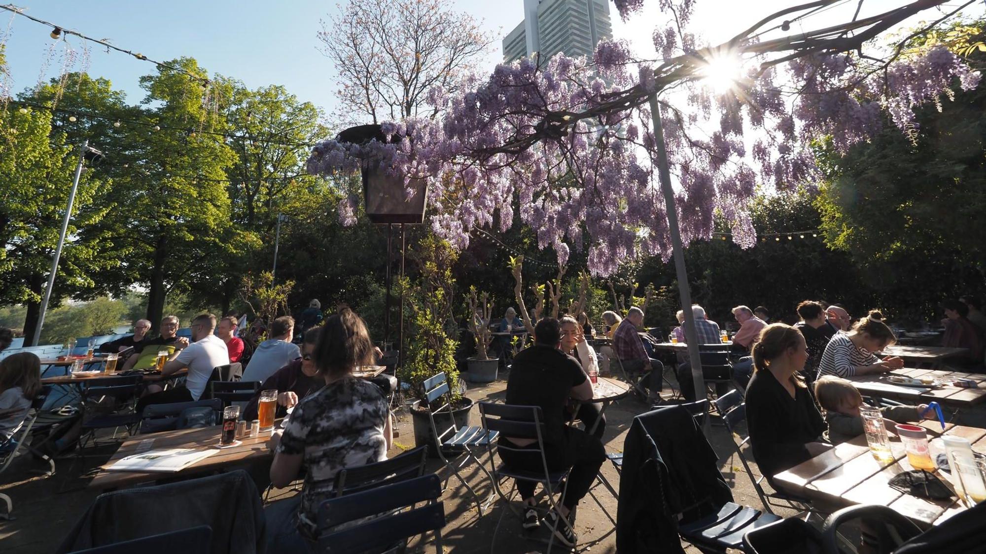 Biergarten im alten Schwimmbad in Riehl