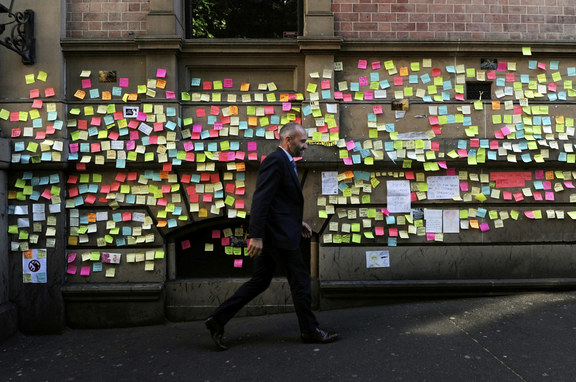 Thousands_of_post_it_39757743