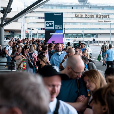 Schlange am Kölner Flughafen