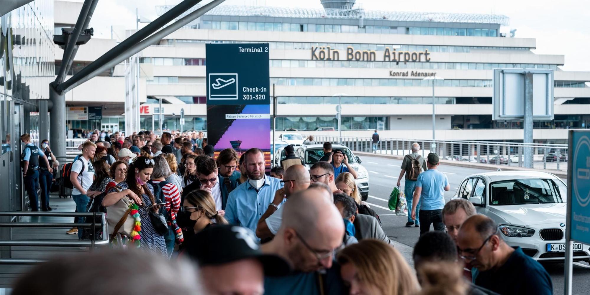 Schlange am Kölner Flughafen
