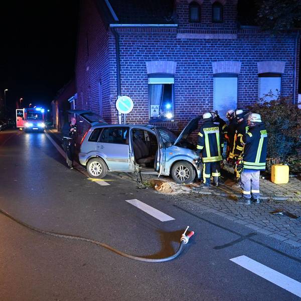 Elsdorf Auto fährt in Haus