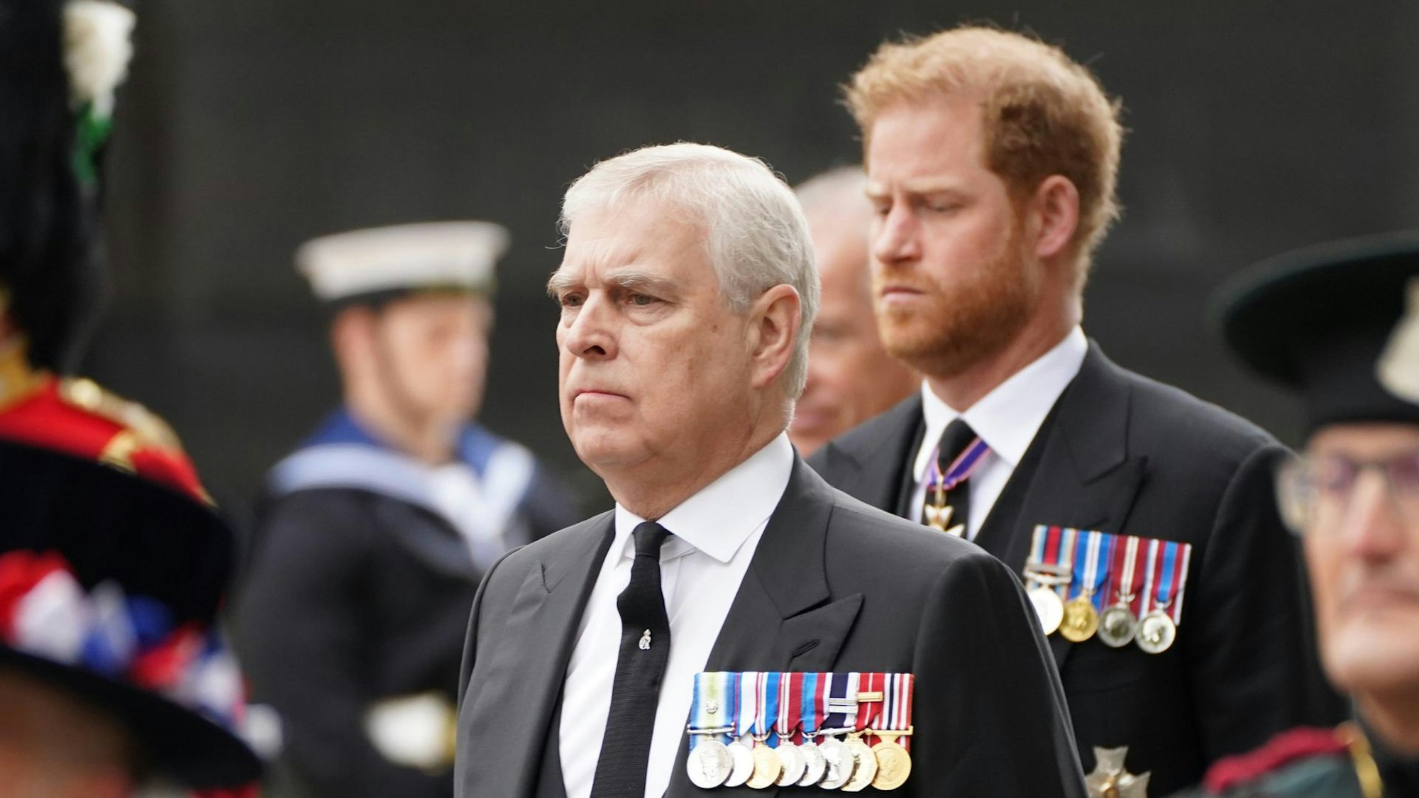 Prinz Andrew und Prinz Harry mit vielen Orden auf der Brust.