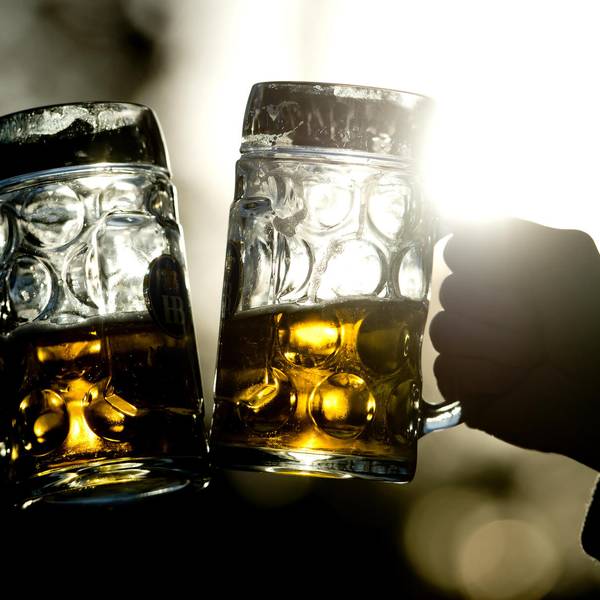 Bier anstoßen