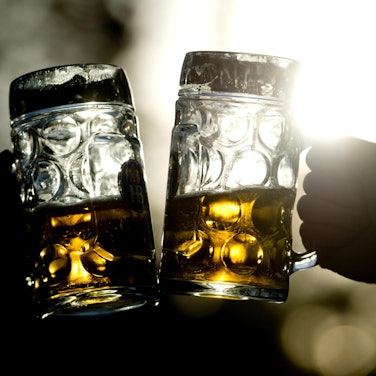 Bier anstoßen