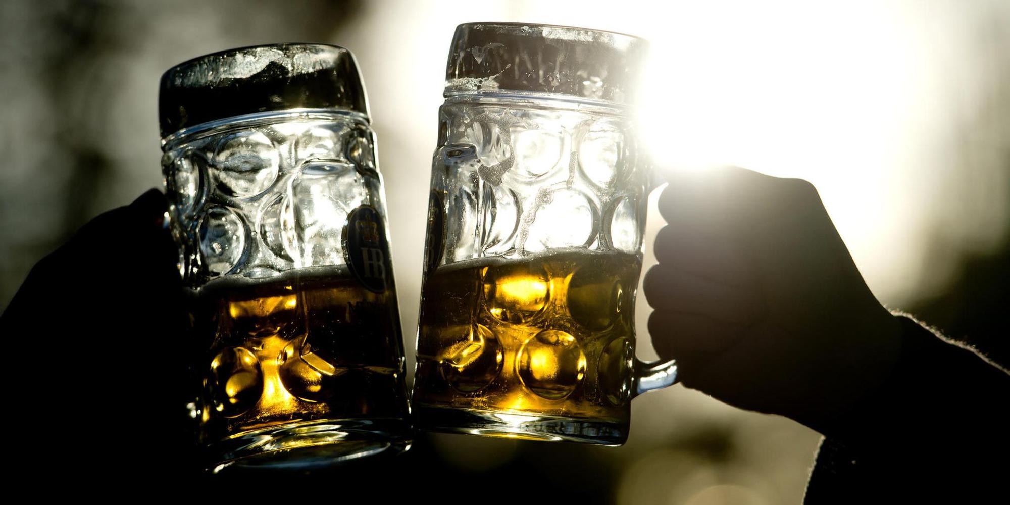 Bier anstoßen