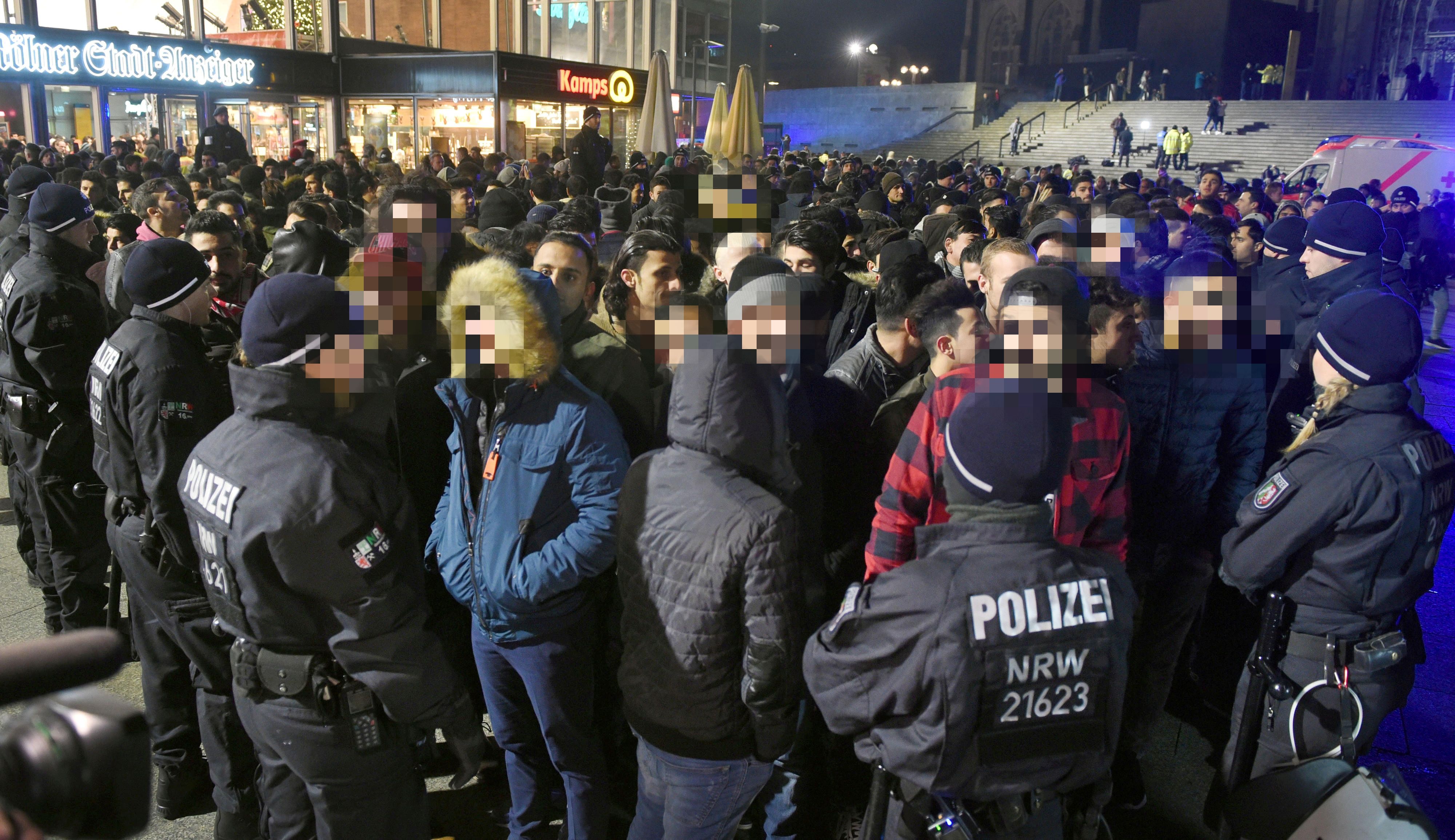Silvester Leute Köln Hbf_PIXEL