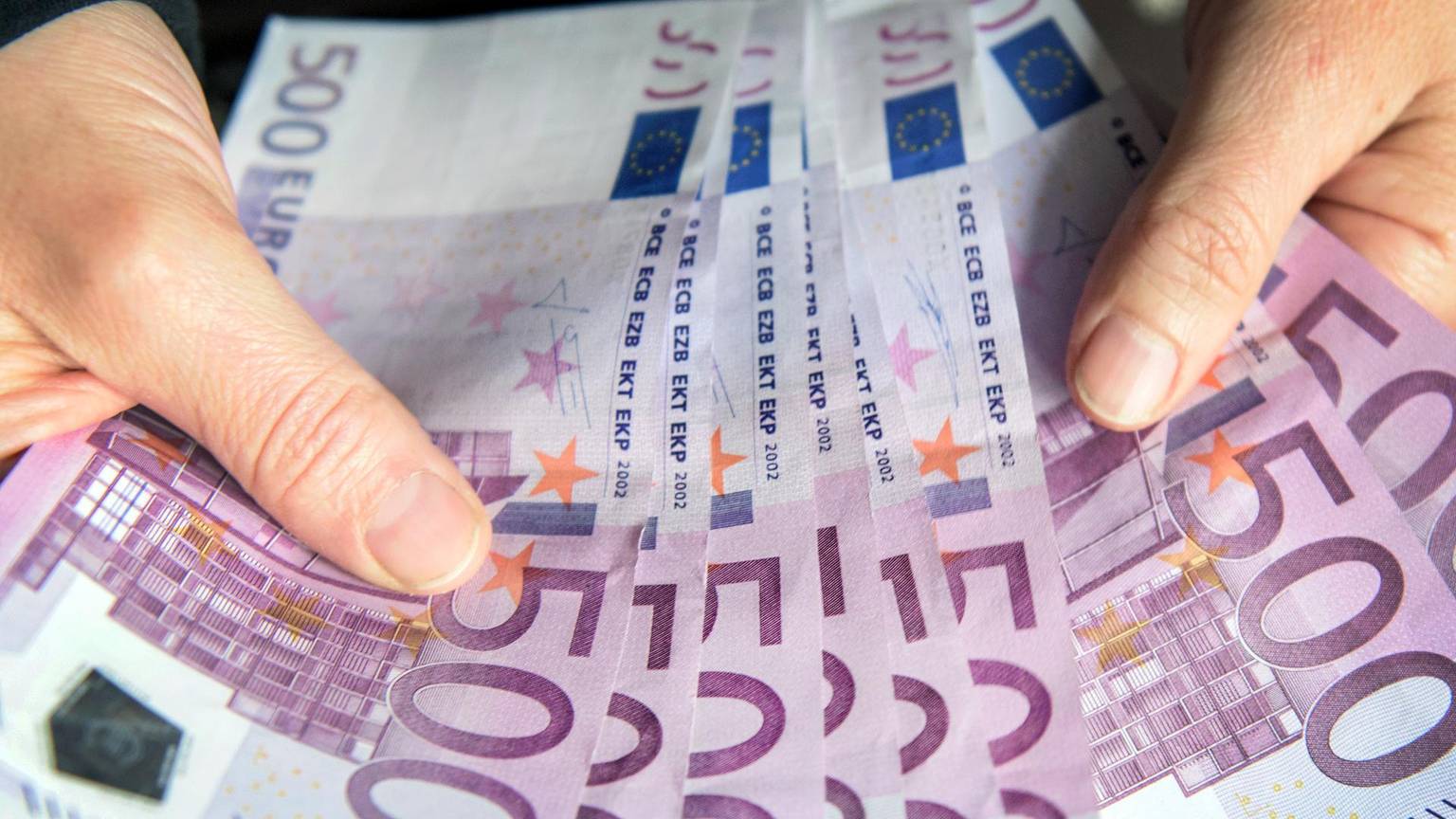 Das Symbolbild zeigt mehrere 500-Euro-Scheine. Einem 84-Jährigen war Bargeld gestohlen worden, das er kurz zuvor bei der Bank abgeholt hatte.