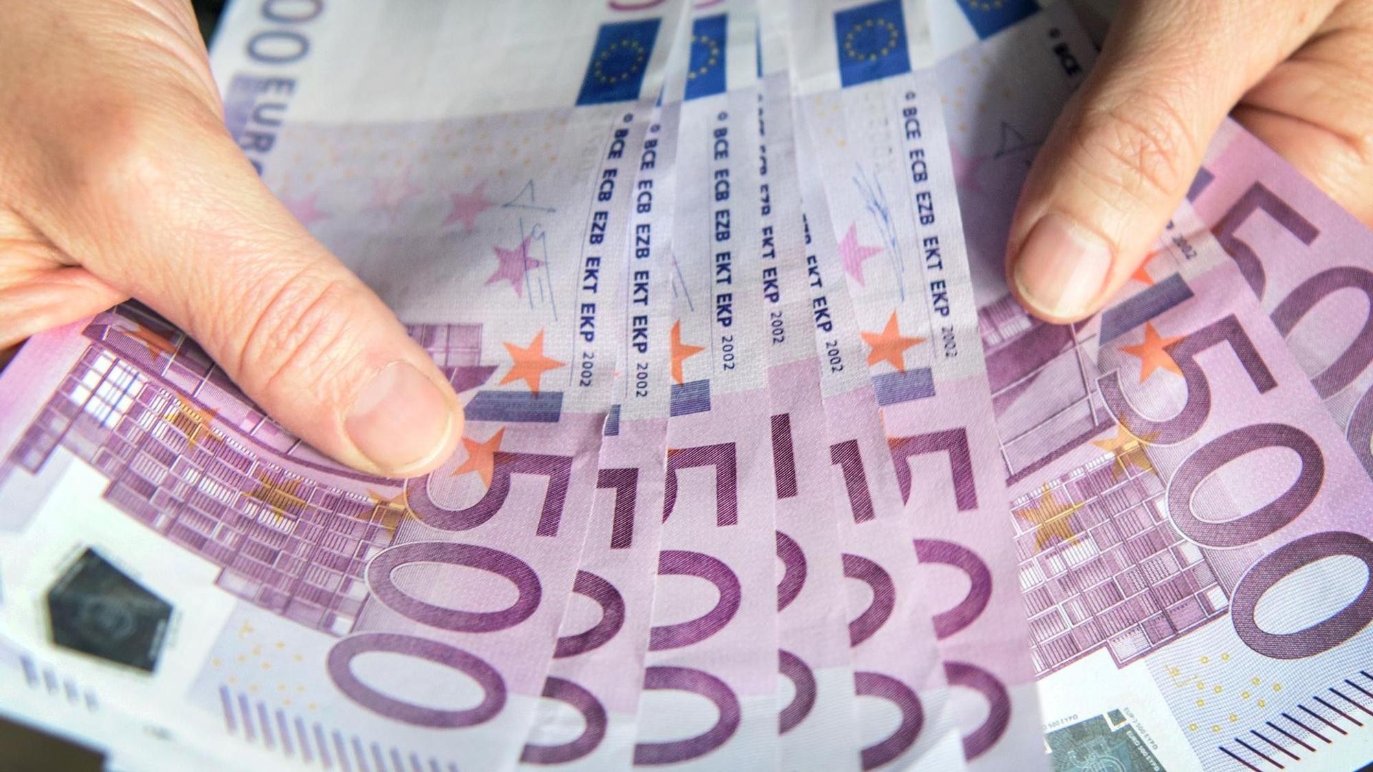Das Symbolbild zeigt mehrere 500-Euro-Scheine. Einem 84-Jährigen war Bargeld gestohlen worden, das er kurz zuvor bei der Bank abgeholt hatte.
