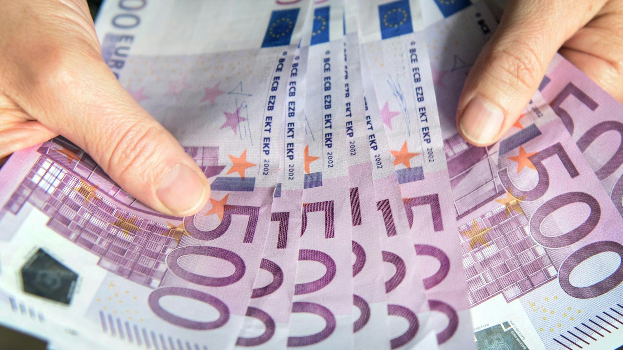 Das Symbolbild zeigt mehrere 500-Euro-Scheine. Einem 84-Jährigen war Bargeld gestohlen worden, das er kurz zuvor bei der Bank abgeholt hatte.