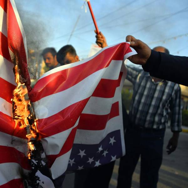 USA Flagge in Brand_Irak_Iran_Konflikt