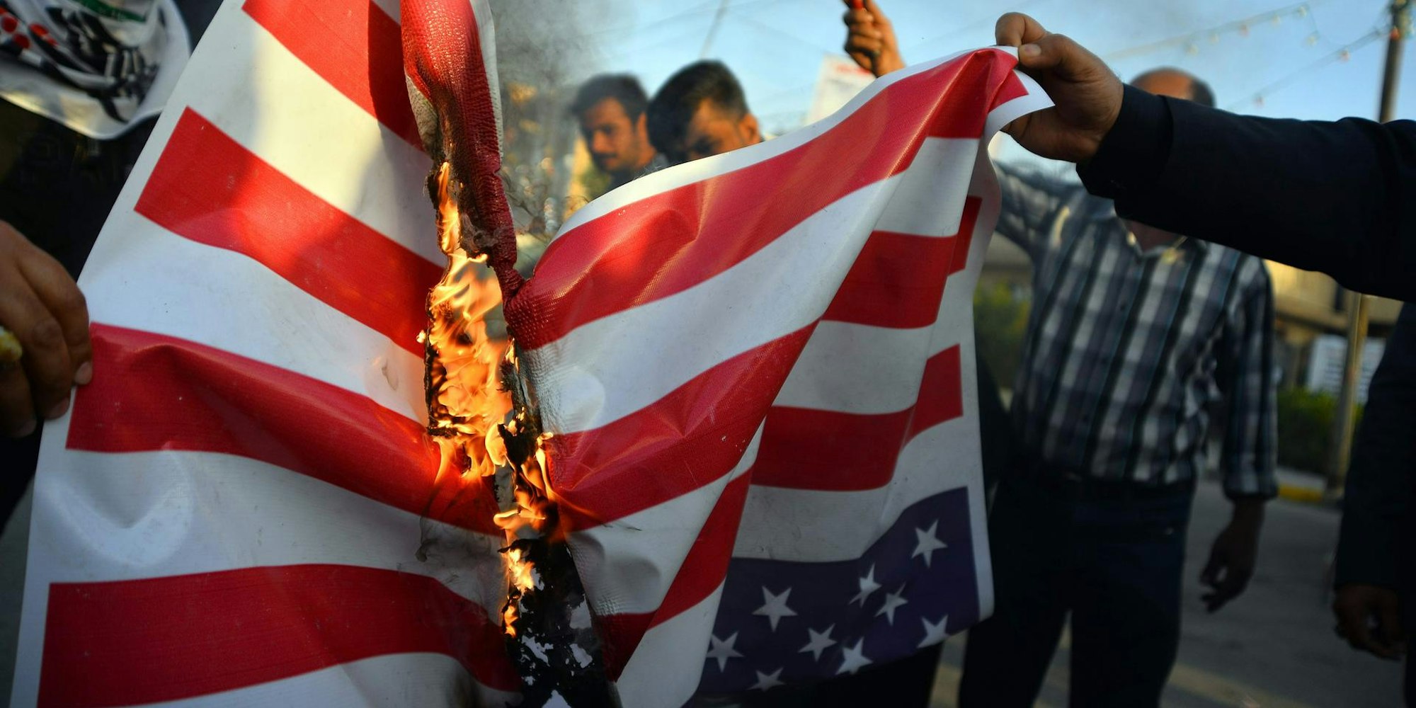 USA Flagge in Brand_Irak_Iran_Konflikt