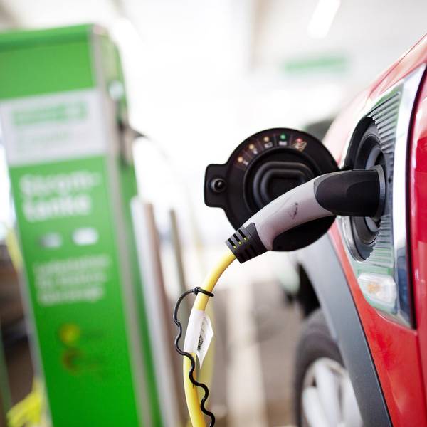 Ein E-Auto an der Ladesäule