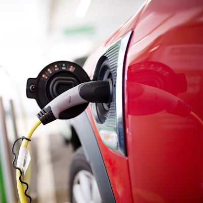 Ein E-Auto an der Ladesäule