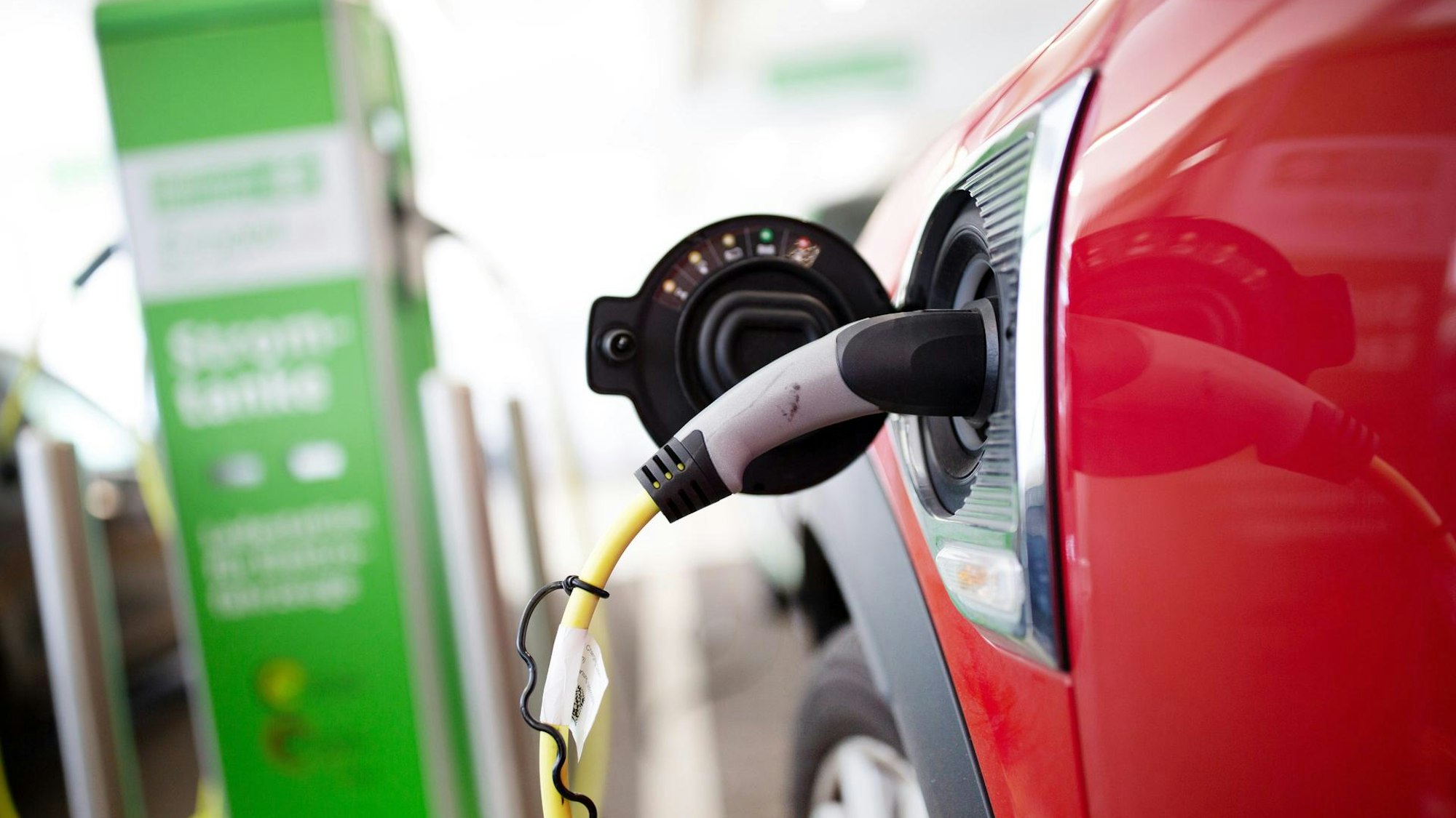 Ein E-Auto an der Ladesäule