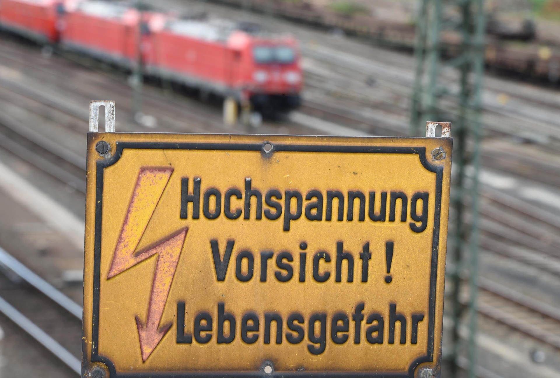 Lebensgefahr_durch_Oberleitungen