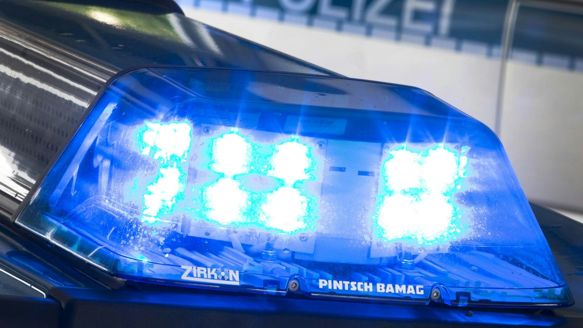 Auf dem Bild ist ein Polizeiauto im Einsatz zu sehen.