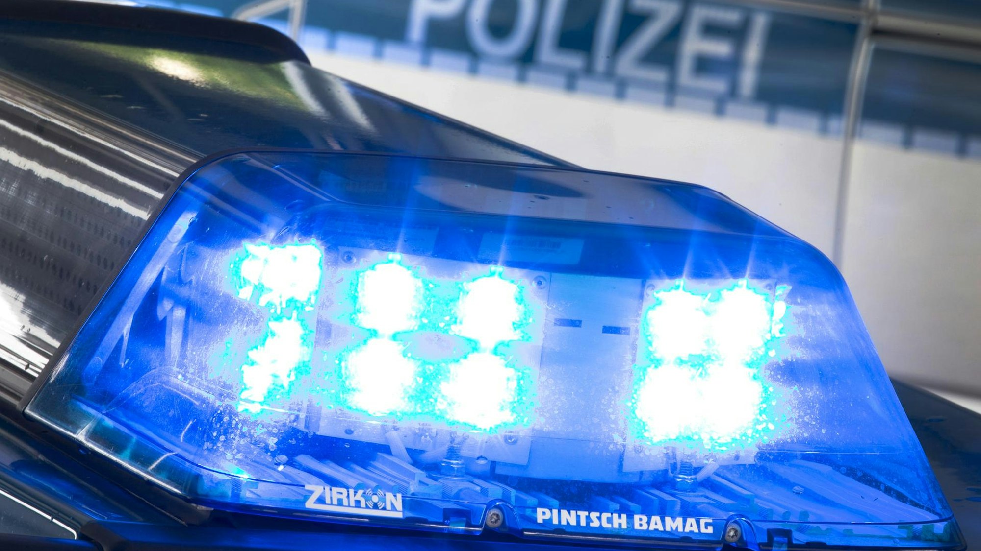Eine blaue Polizeisirene leuchtet.