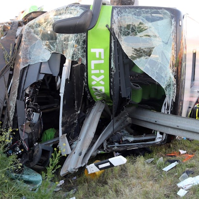 Flixbus auf A9 verunglückt - ein Toter