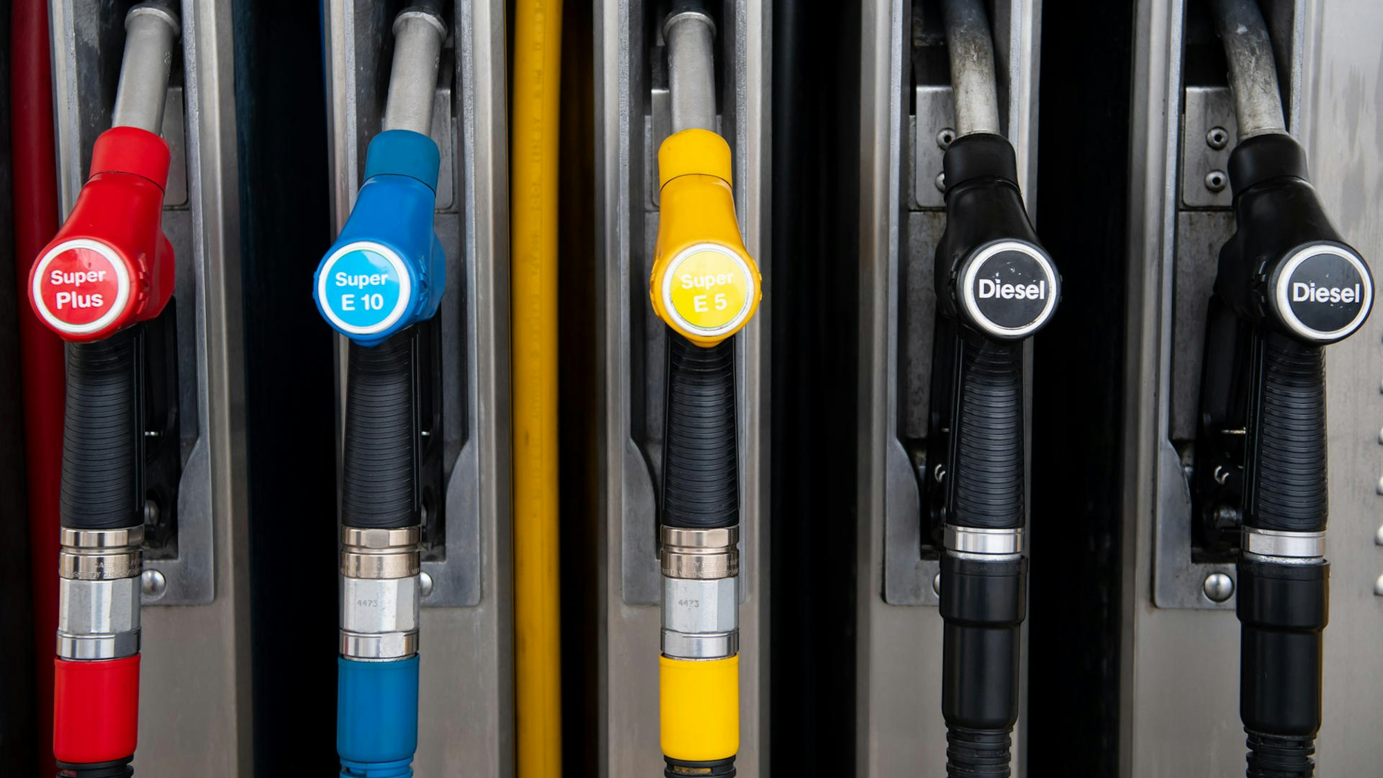 Zapfhähne an einer Tankstelle