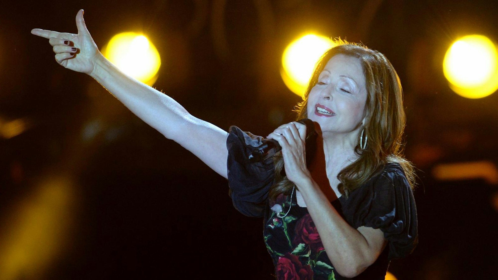 Vicky Leandros singt auf der Bühne.