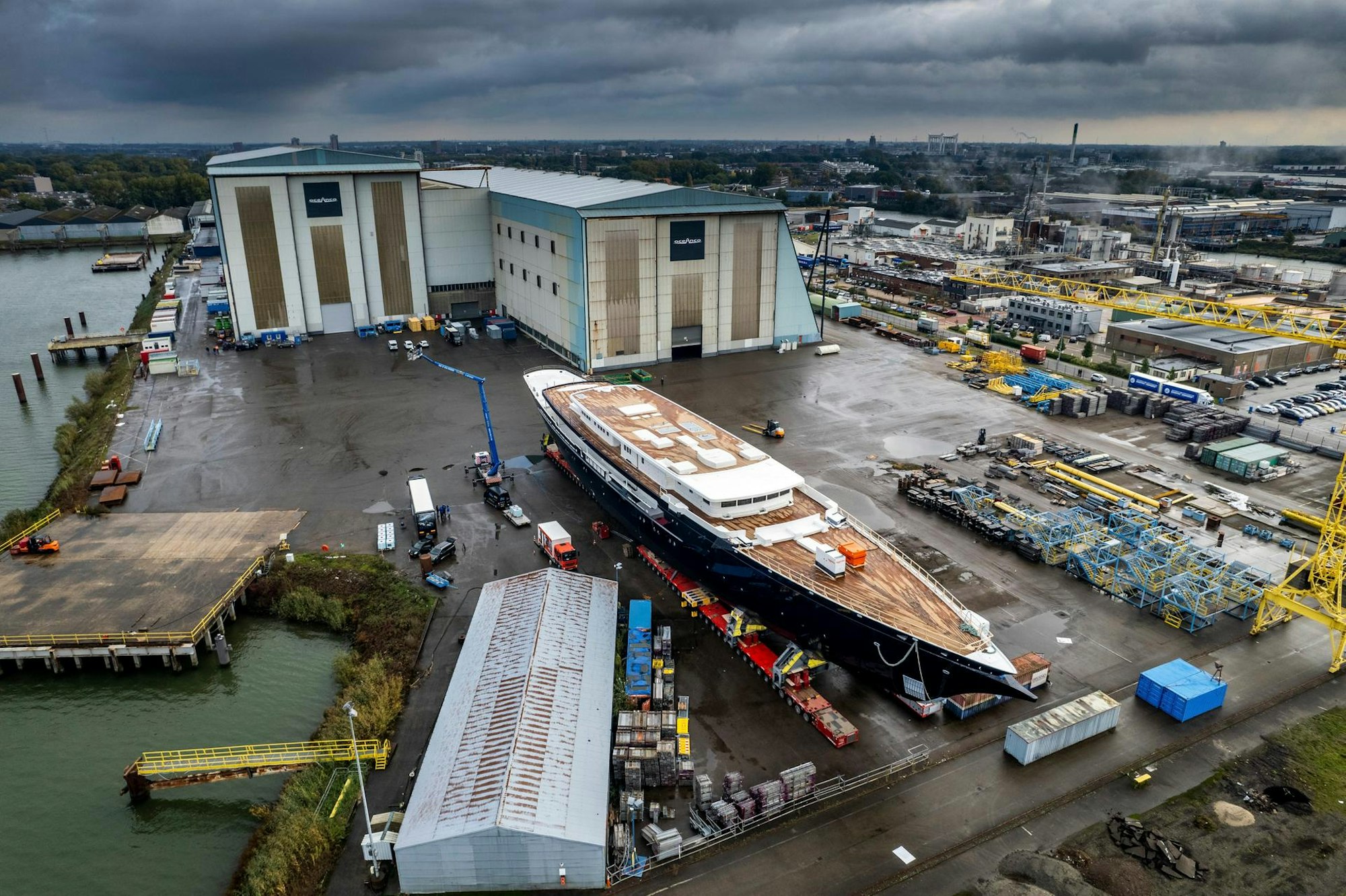 Bezos Yacht dpa