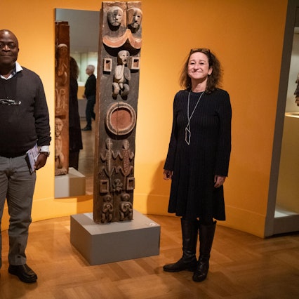 Blauer-Reiter-Pfosten mit Forschern (1)