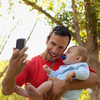 Symbolbild Vater Foto Kind Internet